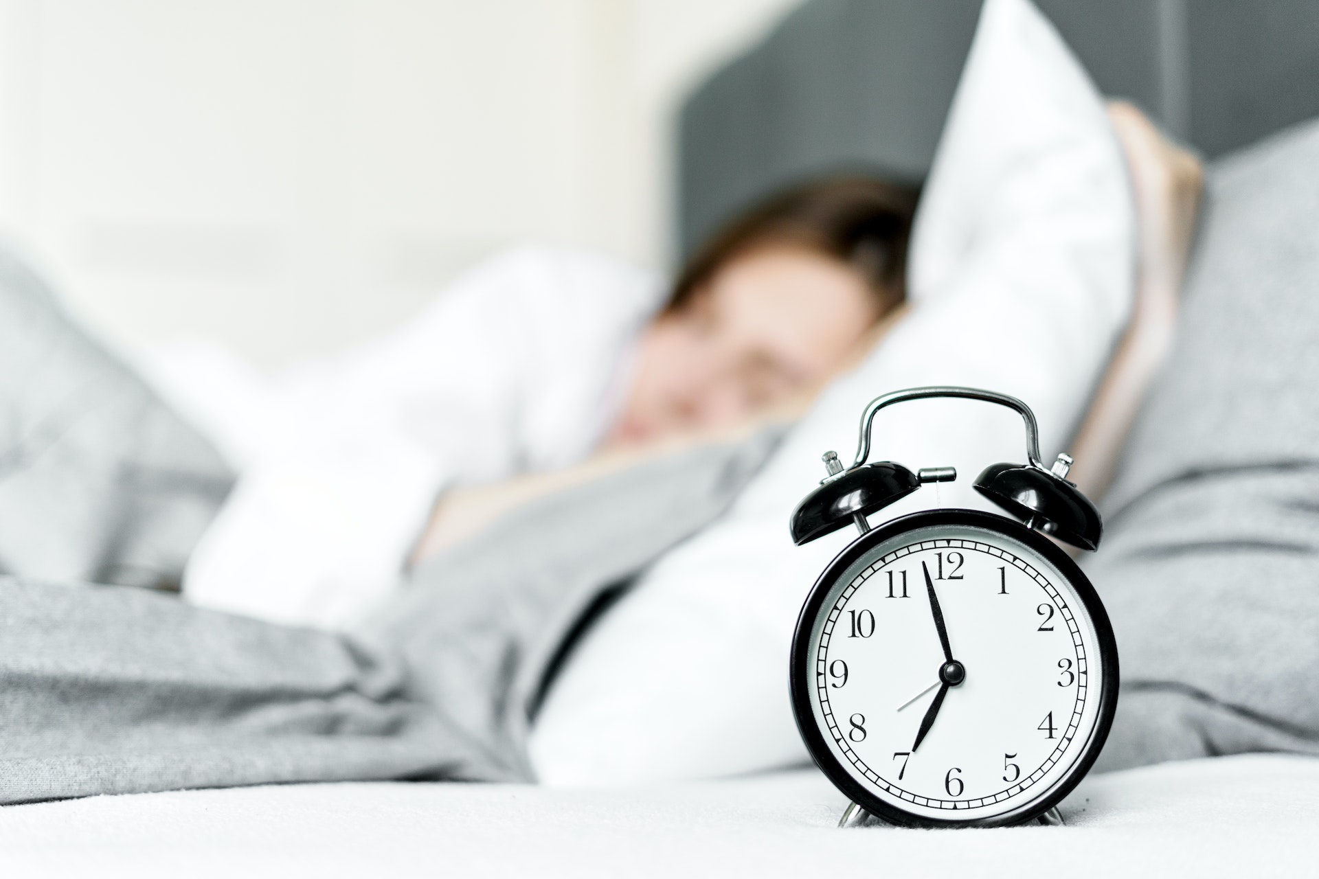 Minimum 8 godzin snu – czy dotyczy to wszystkich?